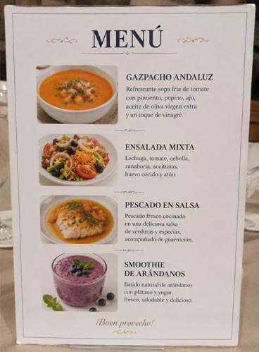 menú de gazpacho andaluz, ensalada mixta, pescado en salsa y de postre smoothie